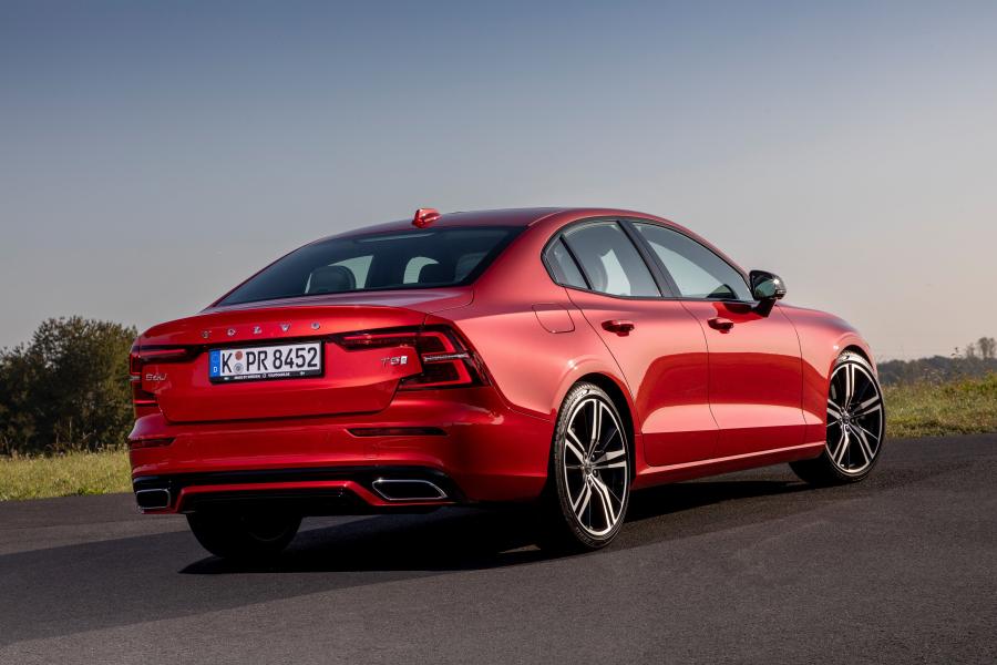  Volvo S60 T5 R-Design 2018 года  (WW) (фото 13 из 24)